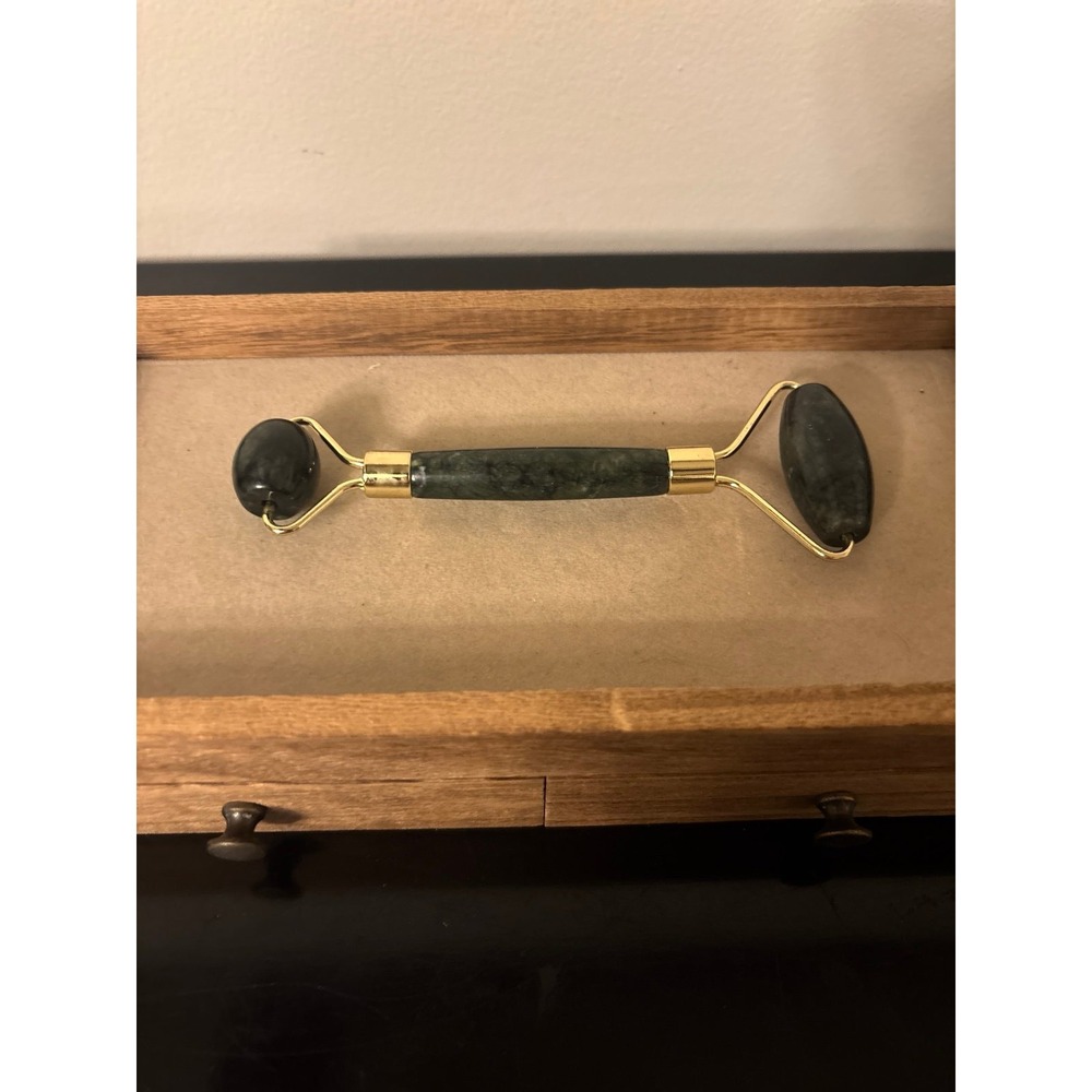 Jade Roller‎ - Picture 2 of 3